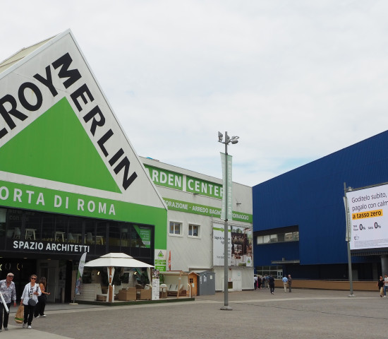 The Leroy Merlin store Porta di Roma is located in the immediate vicinity of an Ikea store.