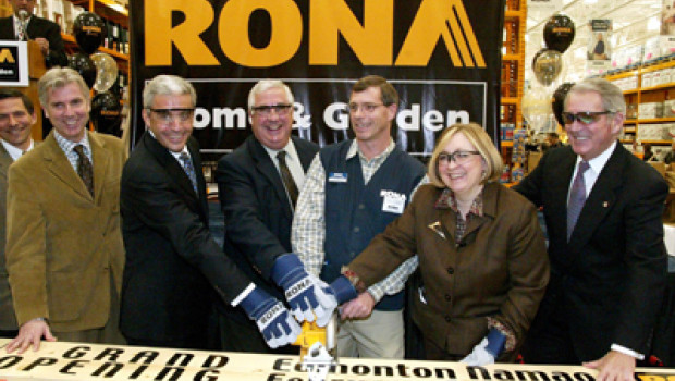 President and CEO Robert Dutton (2nd f. l.) at the grand opening of Rona's 63rd big box store in Canada at Edmonton in February 2004.
