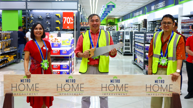 Ribbon-cutting ceremony in Angeles (from left): Sherisa Nuesa, chairperson of the board of directors of MRSGI; Manuel Alberto, president and COO of MRSGI; and Rafael Quiambao, area head of North Malls at Ayala Land Malls Inc.