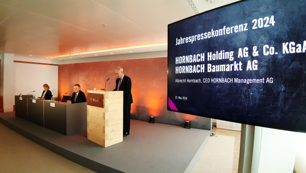 Karin Dohm (CFO of Hornbach Management AG and Hornbach Baumarkt AG), Erich Harsch (CEO of Hornbach Baumarkt AG), and Albrecht Hornbach (CEO of Hornbach Management AG, from left) made only cautious forecasts for the coming financial year at the annual press conference in Frankfurt.