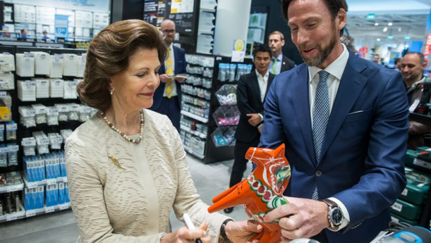 The Queen was received by Klas Balkow, President and CEO of Clas Ohlson. During a shorter ceremony she signed a traditional Dalahorse which will now receive a special place in the store.
