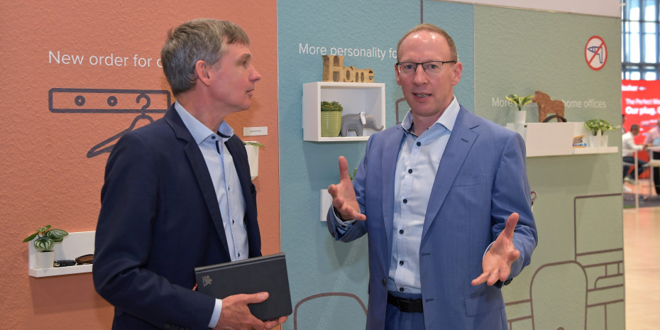 Consumer board member Dr Andreas Mack (r.) explains Tesa's brand management to diy editor-in-chief Rainer Strnad.