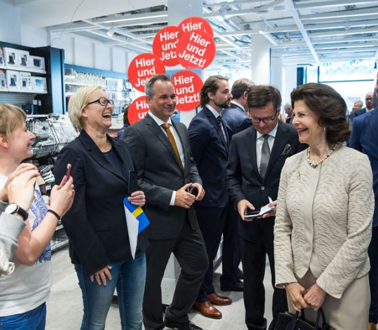 During the visit the Queen was shown around the 1 800 m² large store, and took the time to meet both staff and customers in the store.