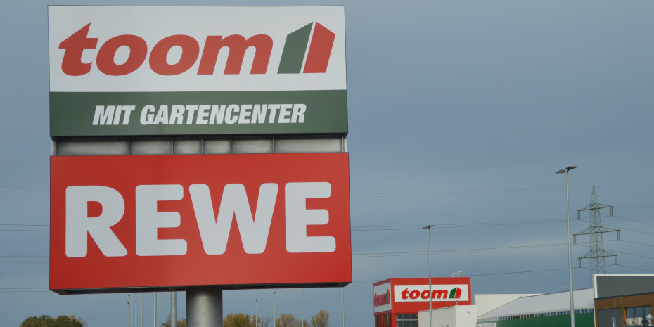 One company, two solutions: Rewe was the first food retailer in Germany to stop distributing brochures in July 2022. Its Toom DIY store chain is continuing to do so.